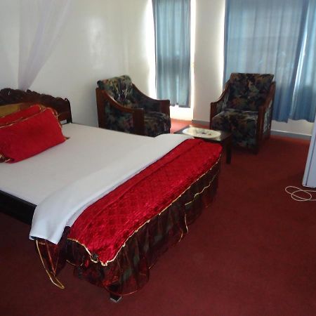 Brisk Hotel Triangle Njeru Buitenkant foto