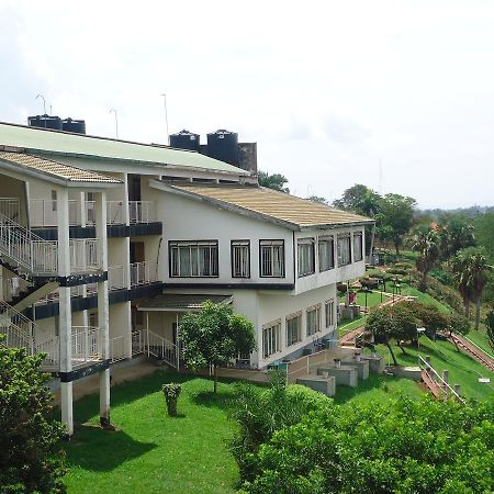 Brisk Hotel Triangle Njeru Buitenkant foto