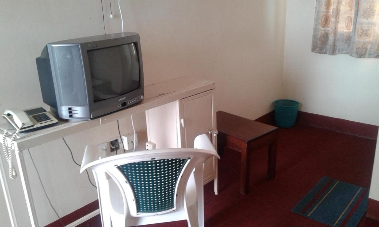 Brisk Hotel Triangle Njeru Buitenkant foto