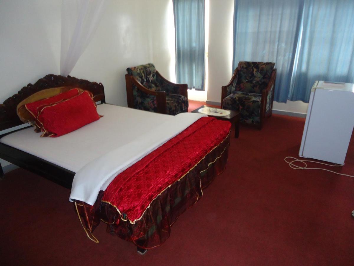 Brisk Hotel Triangle Njeru Buitenkant foto
