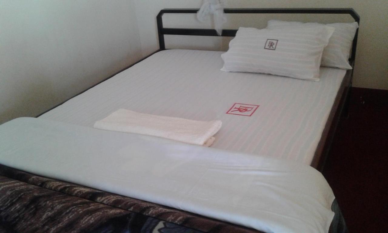 Brisk Hotel Triangle Njeru Buitenkant foto