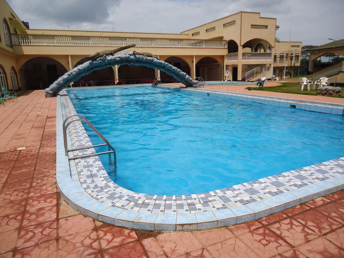 Brisk Hotel Triangle Njeru Buitenkant foto