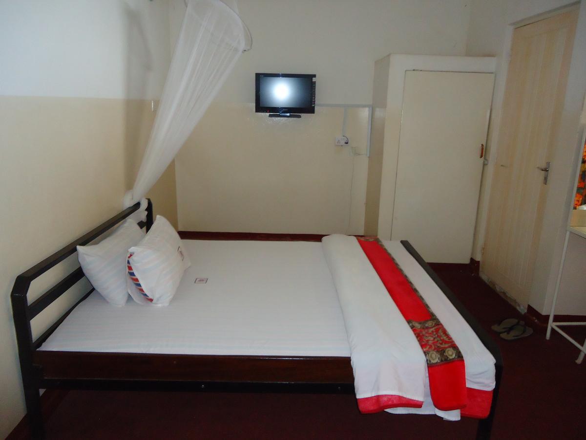 Brisk Hotel Triangle Njeru Buitenkant foto
