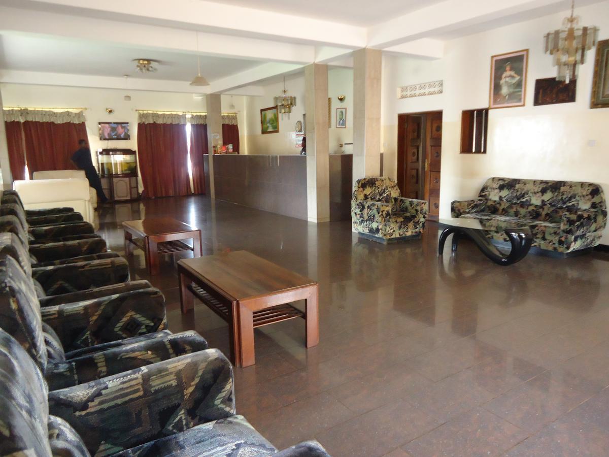 Brisk Hotel Triangle Njeru Buitenkant foto
