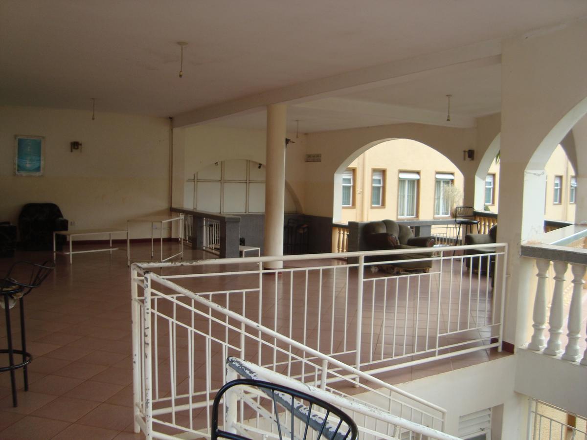 Brisk Hotel Triangle Njeru Buitenkant foto