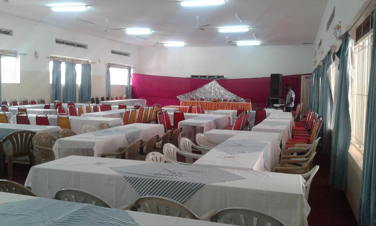 Brisk Hotel Triangle Njeru Buitenkant foto