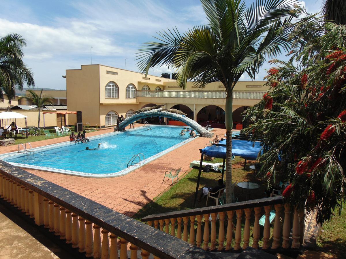 Brisk Hotel Triangle Njeru Buitenkant foto