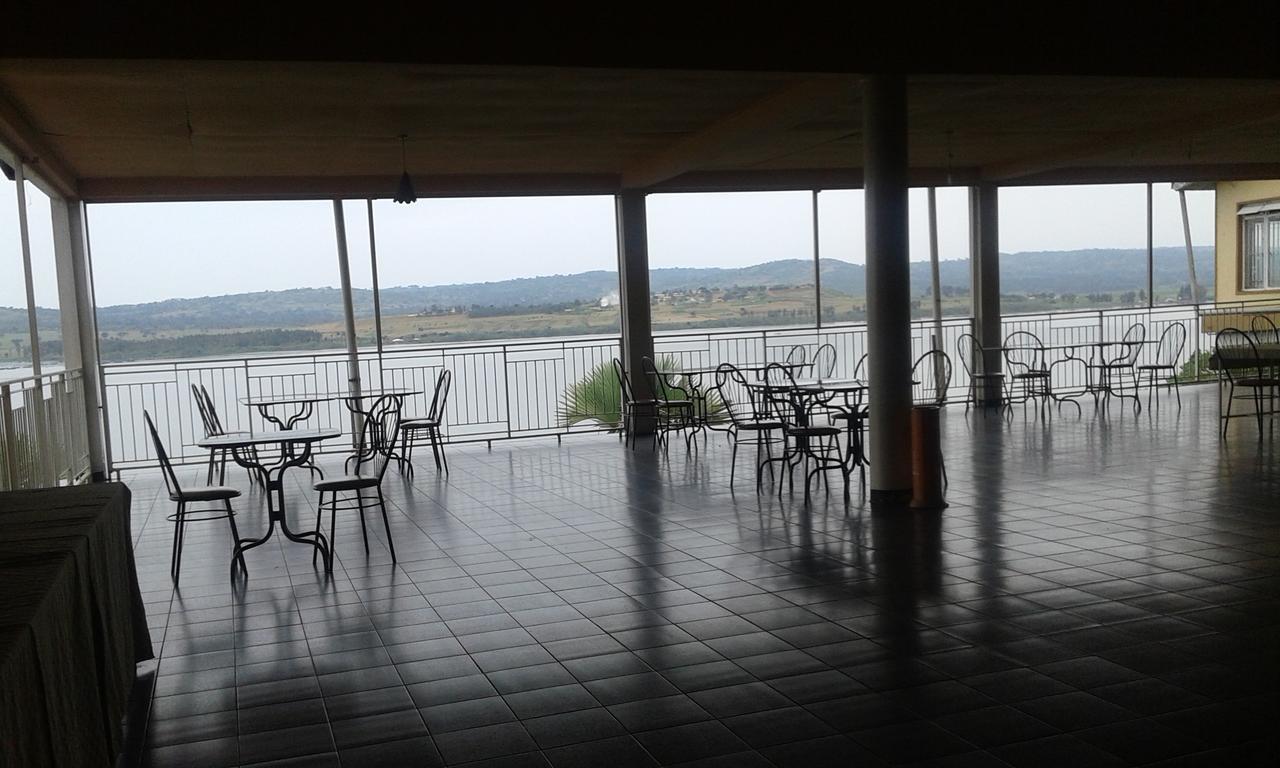 Brisk Hotel Triangle Njeru Buitenkant foto