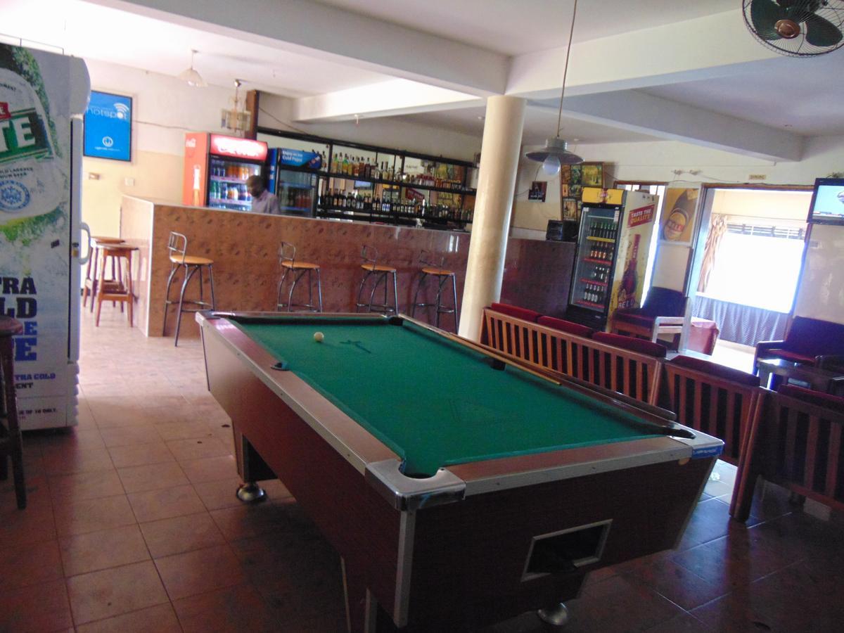 Brisk Hotel Triangle Njeru Buitenkant foto