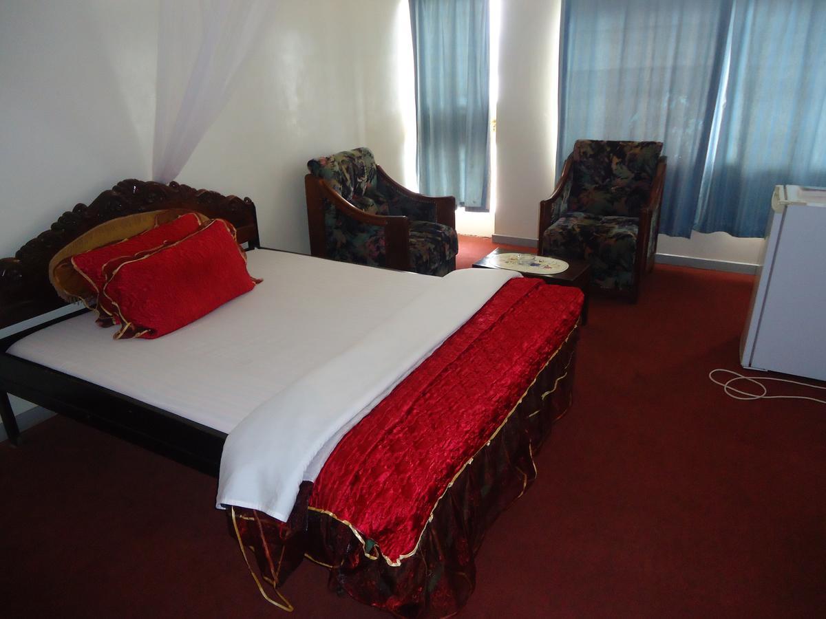 Brisk Hotel Triangle Njeru Buitenkant foto