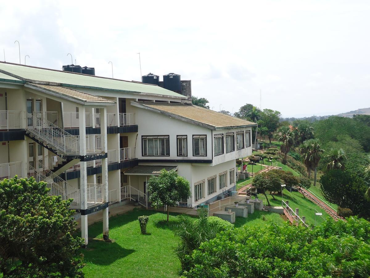 Brisk Hotel Triangle Njeru Buitenkant foto