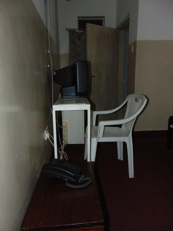 Brisk Hotel Triangle Njeru Buitenkant foto