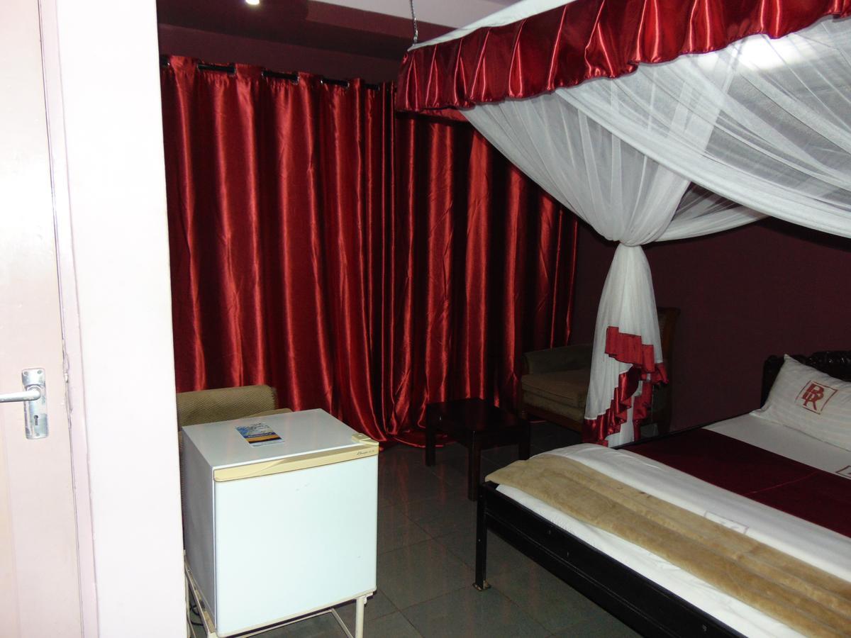 Brisk Hotel Triangle Njeru Buitenkant foto
