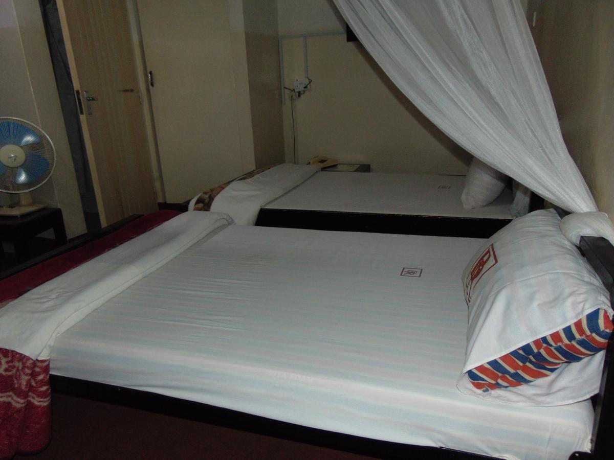 Brisk Hotel Triangle Njeru Buitenkant foto