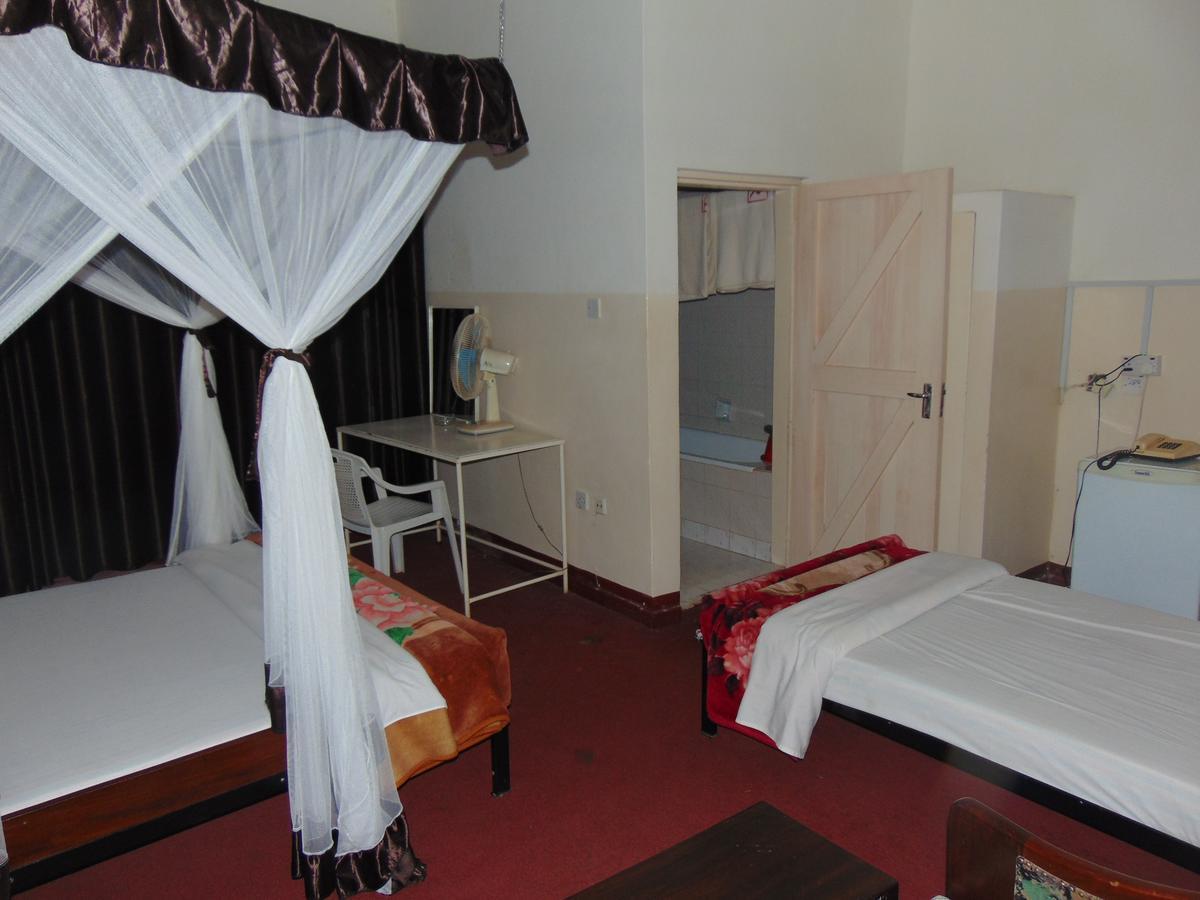 Brisk Hotel Triangle Njeru Buitenkant foto