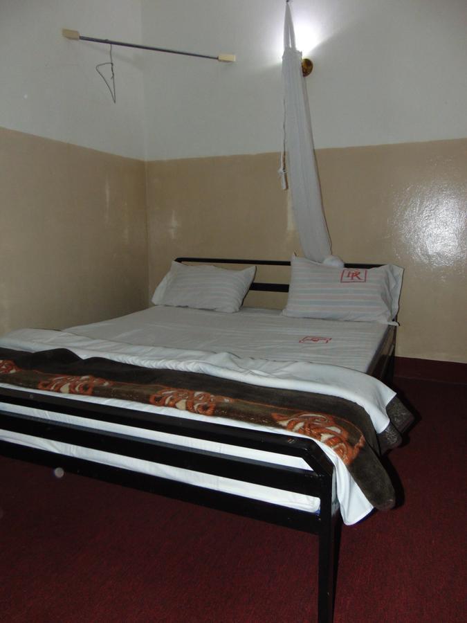 Brisk Hotel Triangle Njeru Buitenkant foto