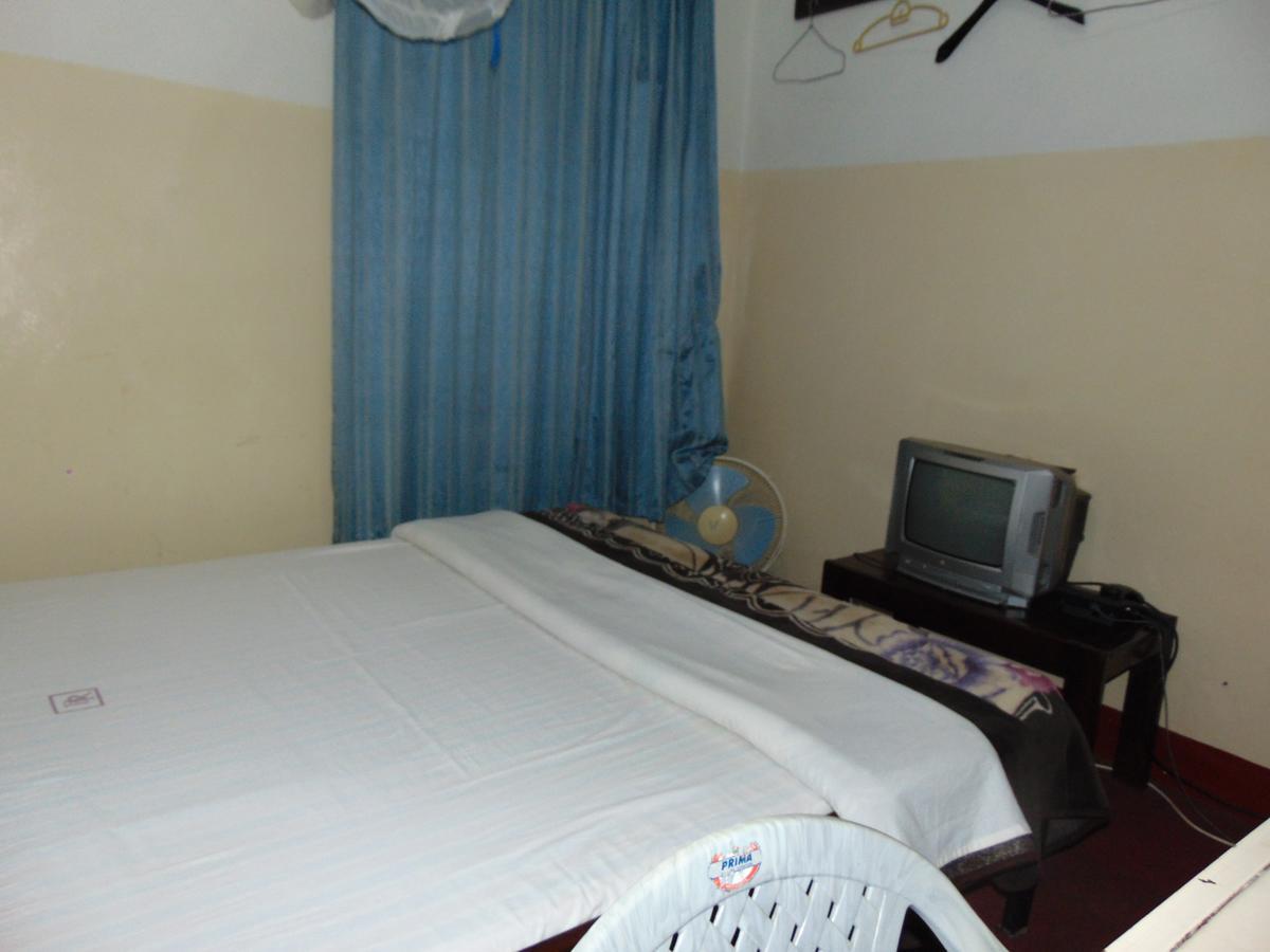 Brisk Hotel Triangle Njeru Buitenkant foto