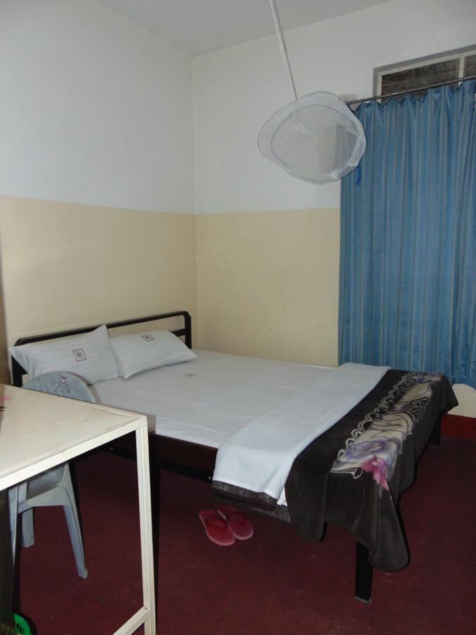 Brisk Hotel Triangle Njeru Buitenkant foto