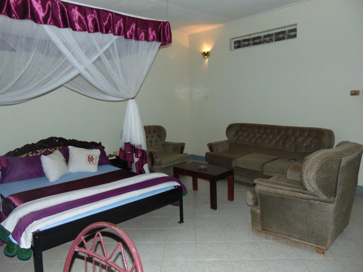 Brisk Hotel Triangle Njeru Buitenkant foto