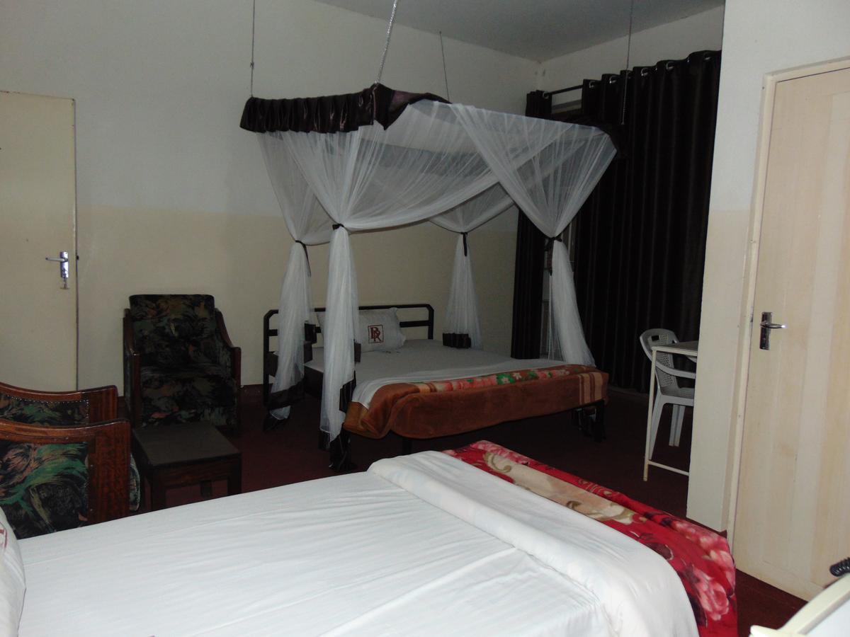 Brisk Hotel Triangle Njeru Buitenkant foto