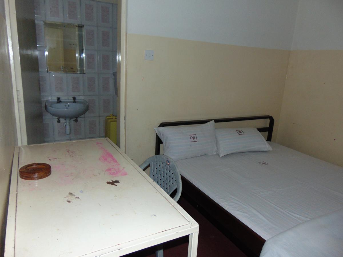 Brisk Hotel Triangle Njeru Buitenkant foto