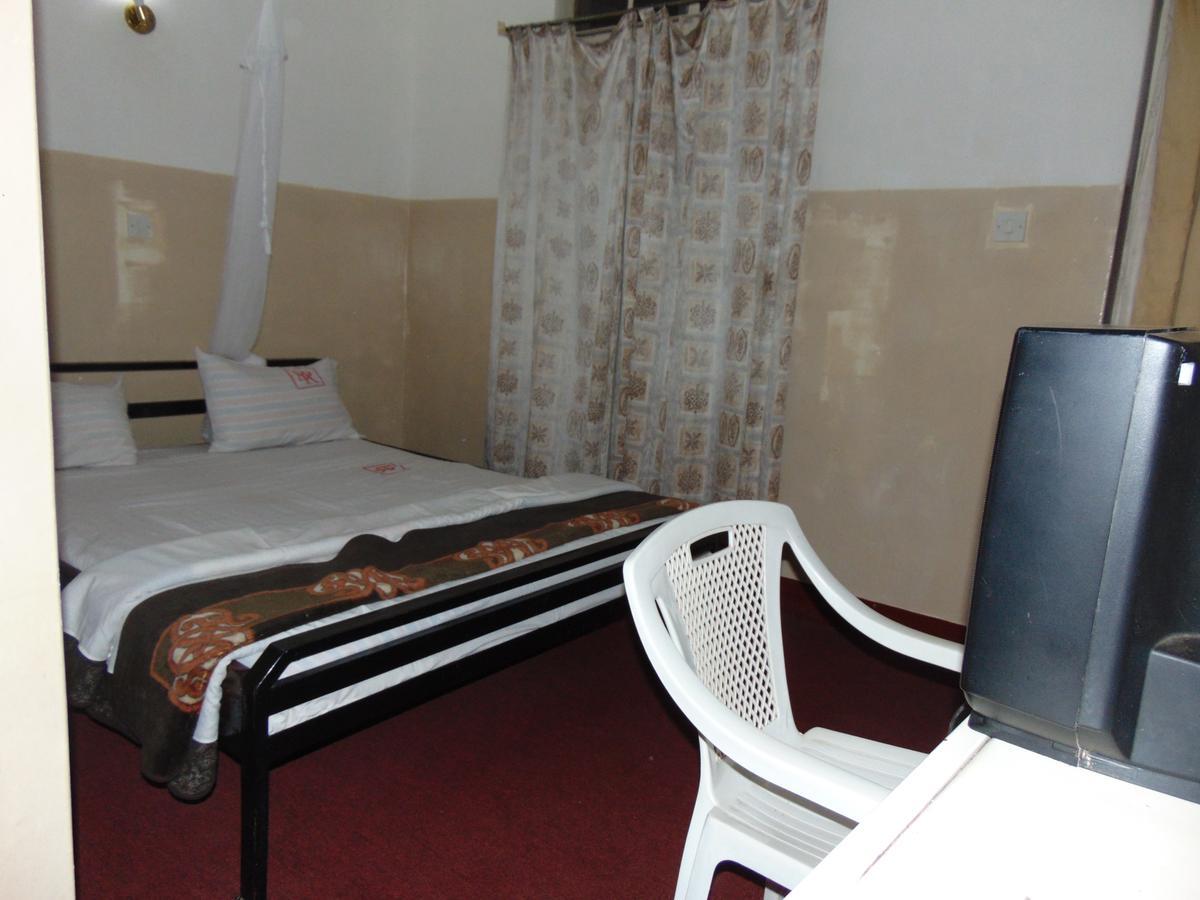 Brisk Hotel Triangle Njeru Buitenkant foto