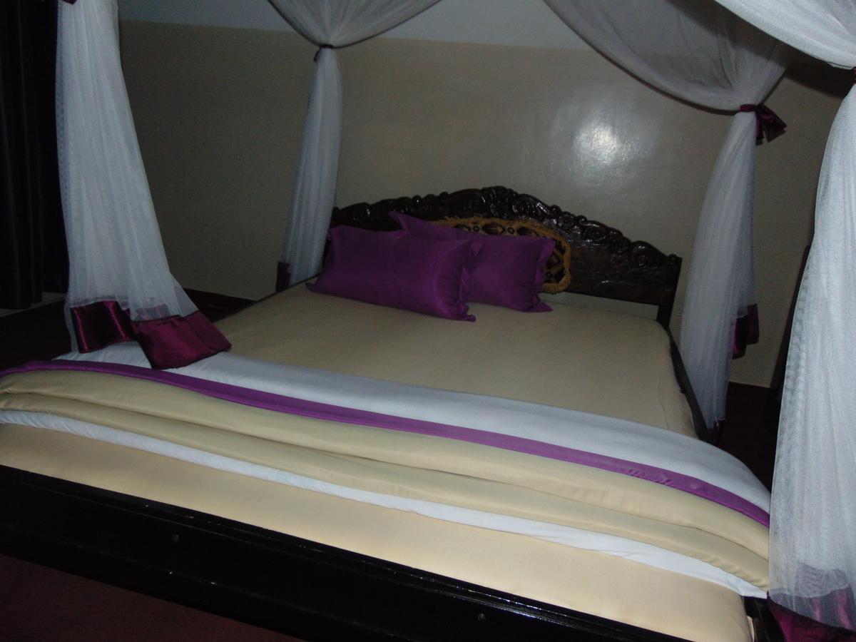 Brisk Hotel Triangle Njeru Buitenkant foto