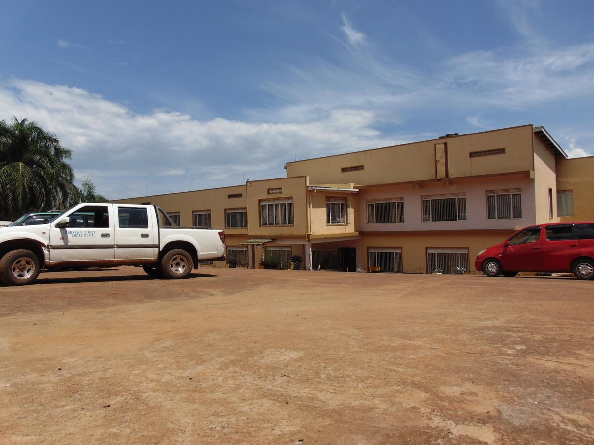 Brisk Hotel Triangle Njeru Buitenkant foto