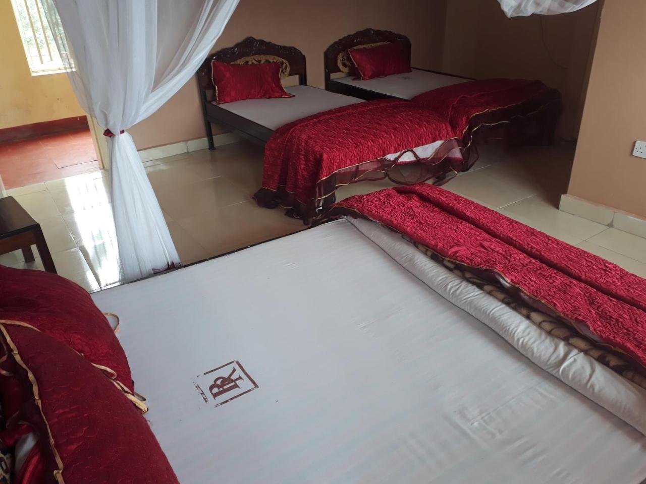 Brisk Hotel Triangle Njeru Buitenkant foto