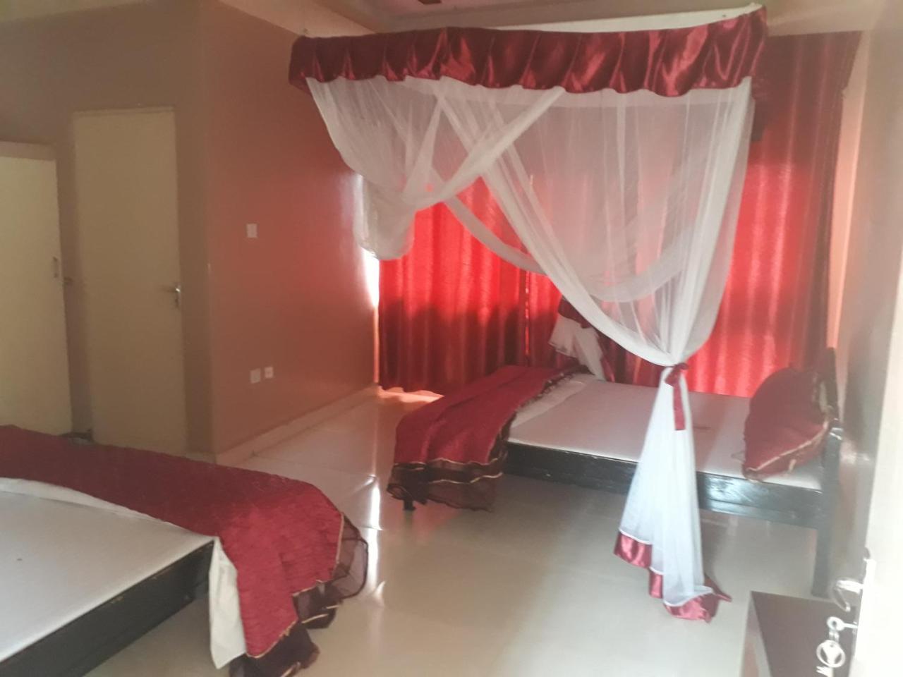 Brisk Hotel Triangle Njeru Buitenkant foto