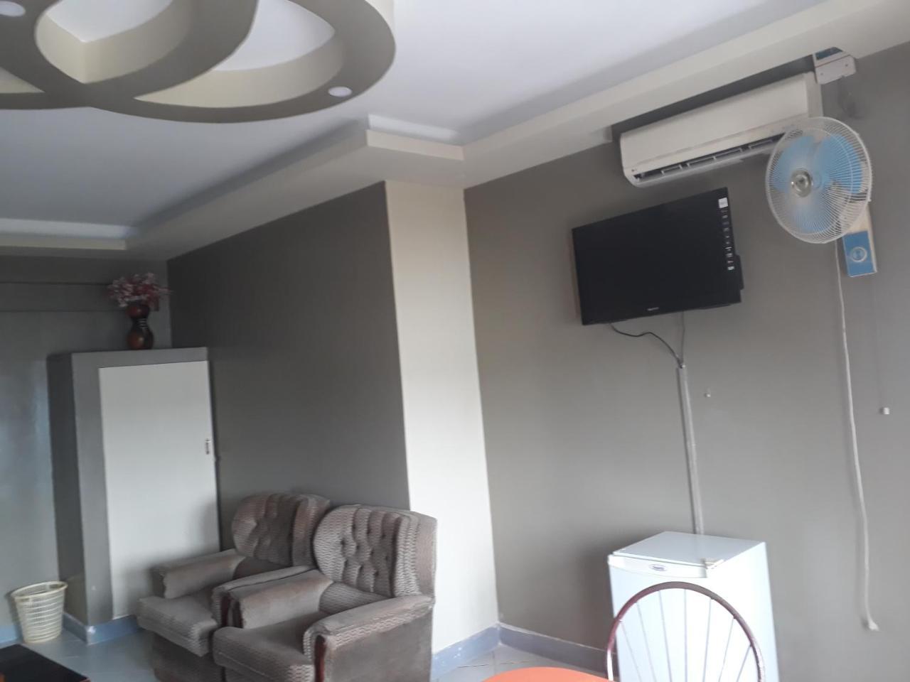 Brisk Hotel Triangle Njeru Buitenkant foto
