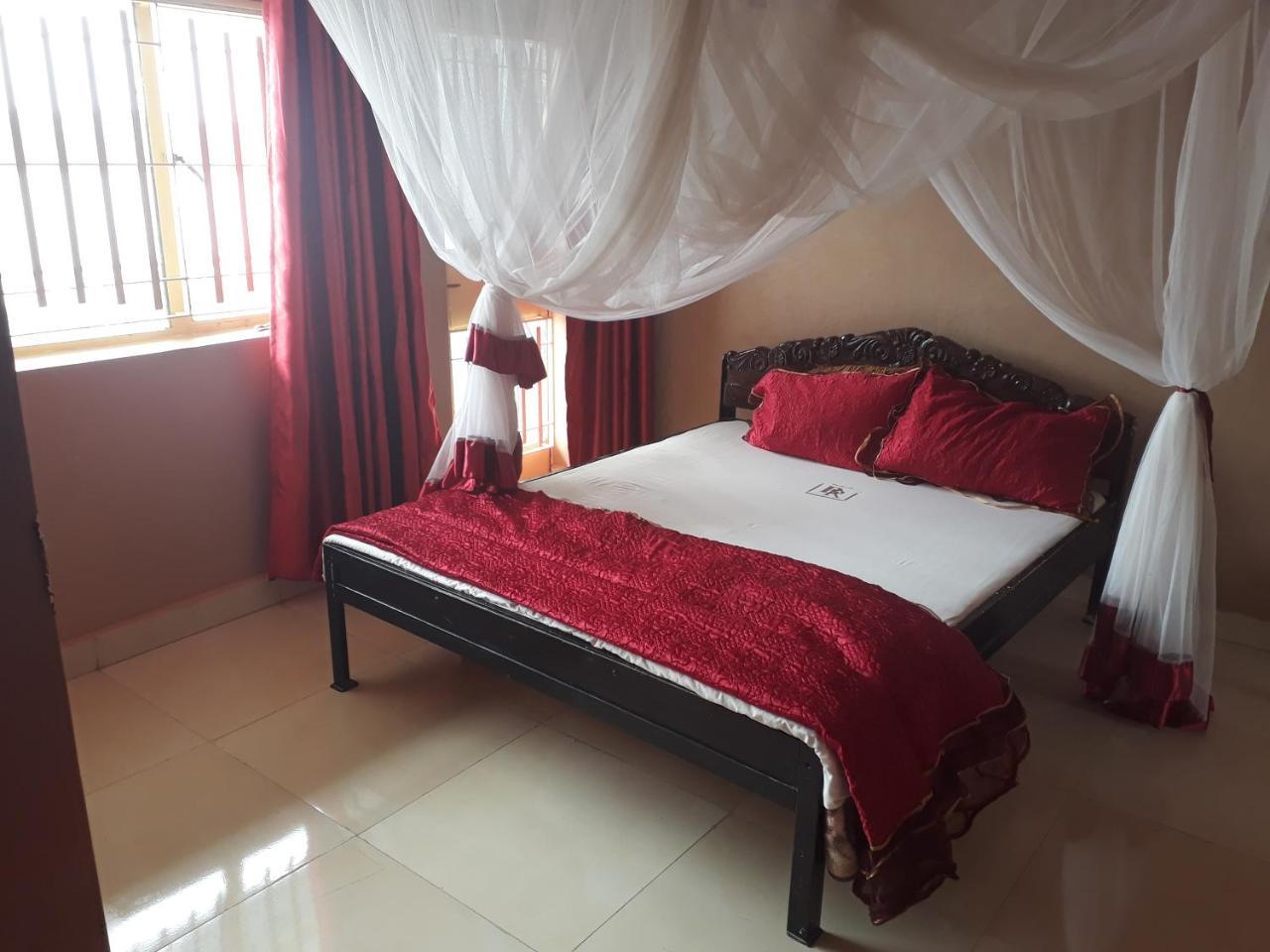 Brisk Hotel Triangle Njeru Buitenkant foto