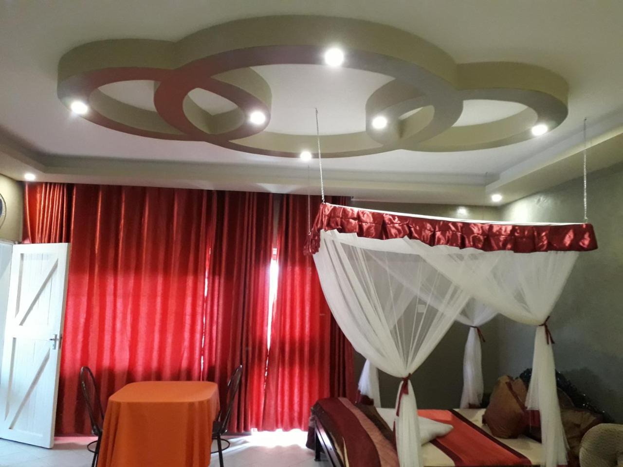 Brisk Hotel Triangle Njeru Buitenkant foto