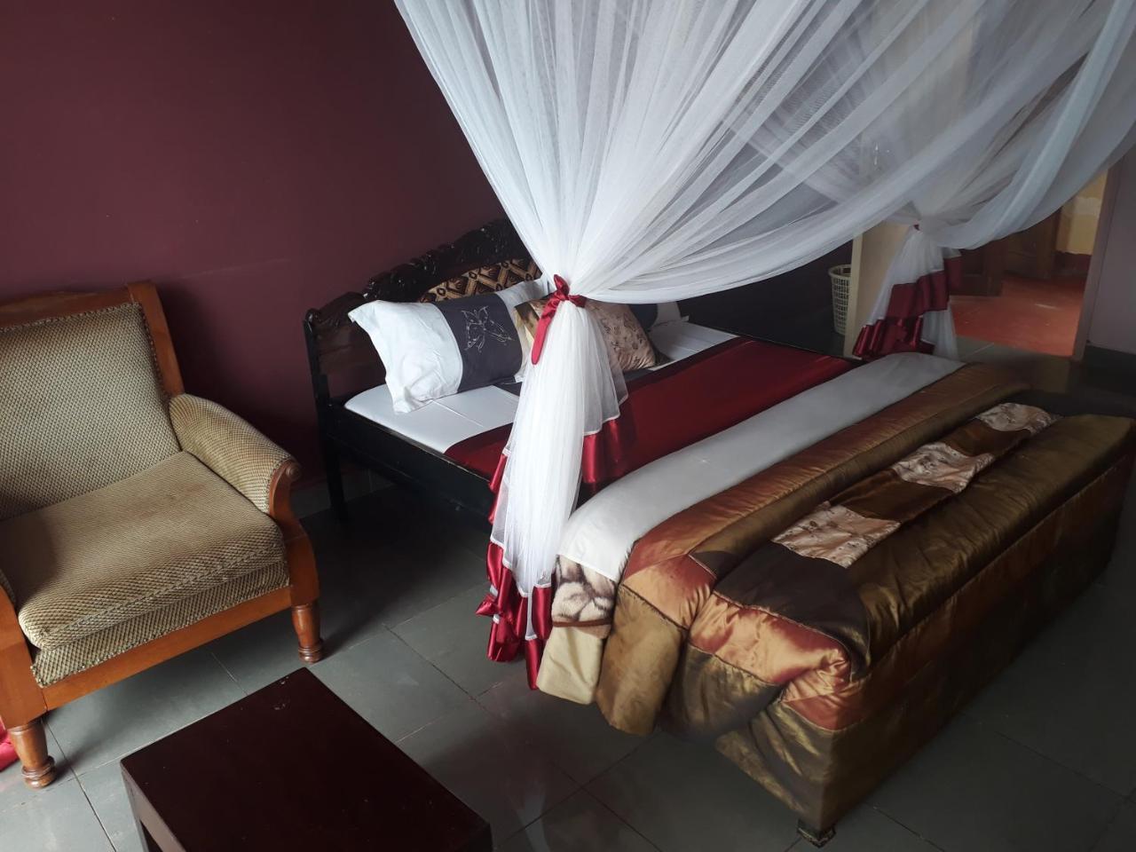 Brisk Hotel Triangle Njeru Buitenkant foto