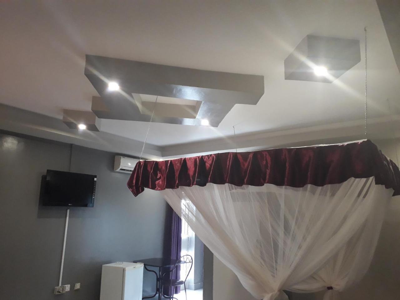 Brisk Hotel Triangle Njeru Buitenkant foto